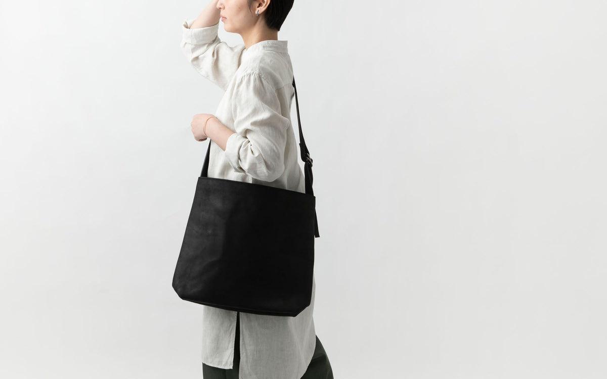 レザーショルダーバッグ black ＜L＞