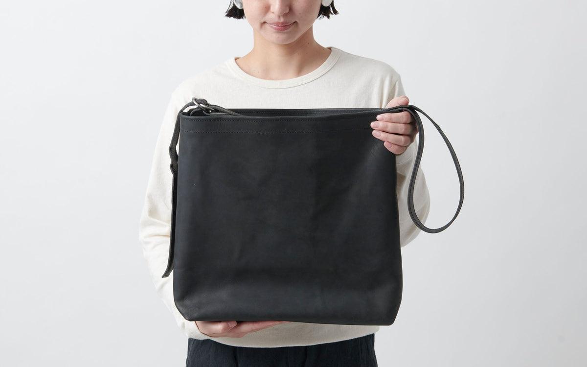レザーショルダーバッグ black ＜L＞