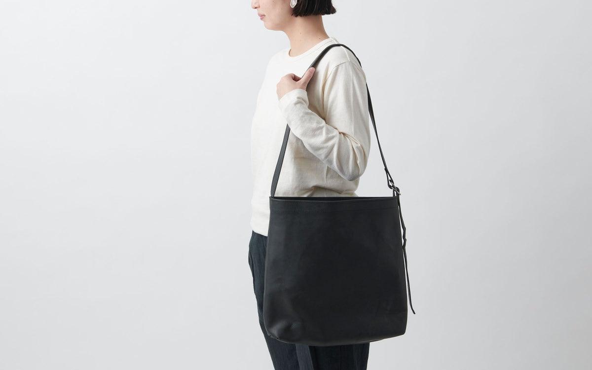 レザーショルダーバッグ black ＜L＞