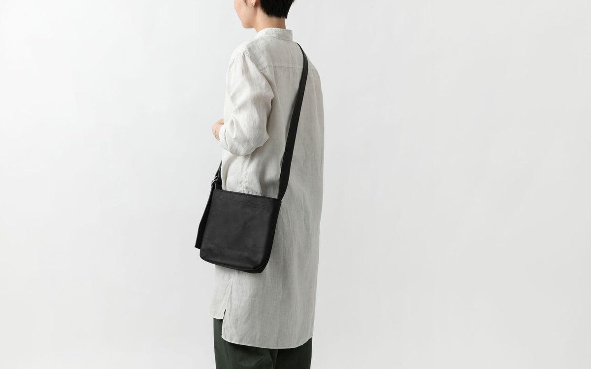 レザーショルダーバッグ black ＜S＞