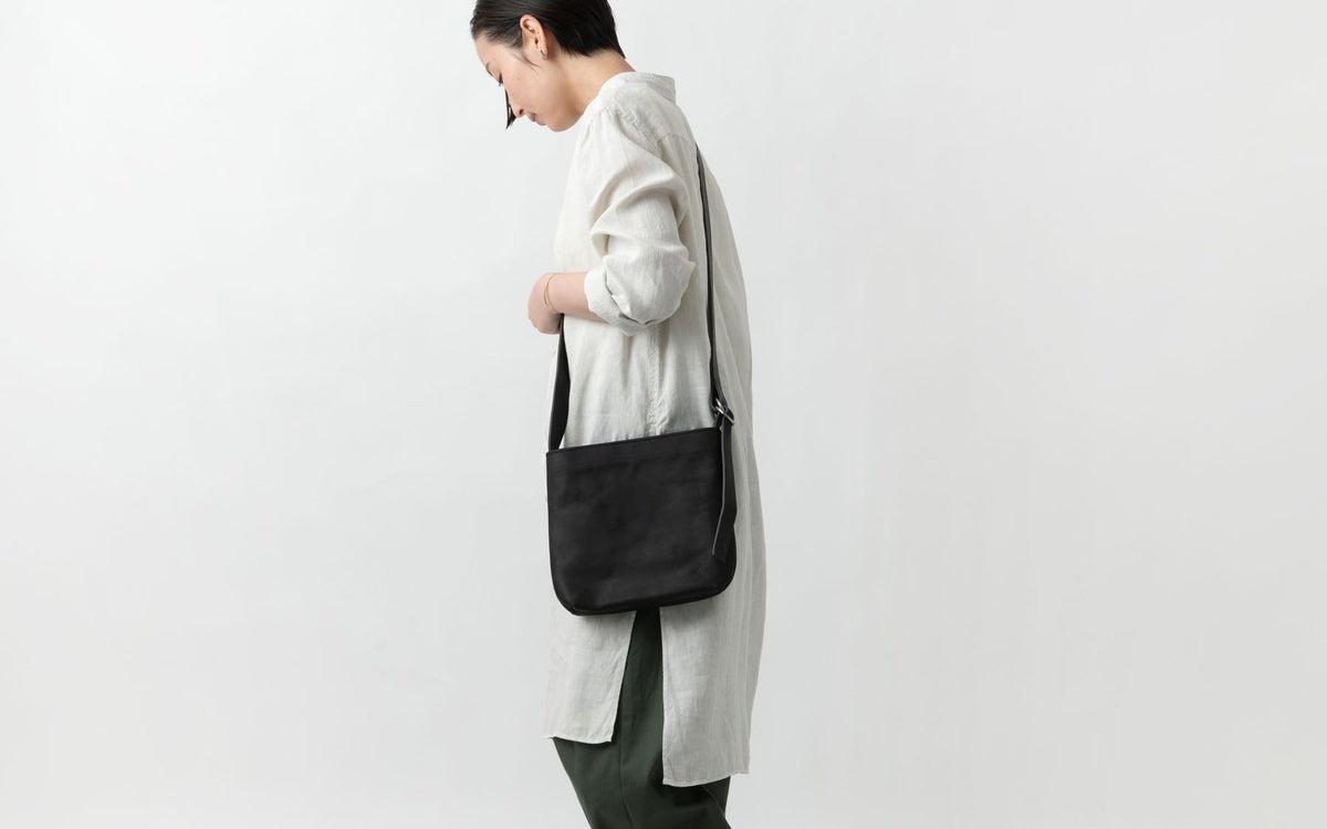 レザーショルダーバッグ black ＜S＞