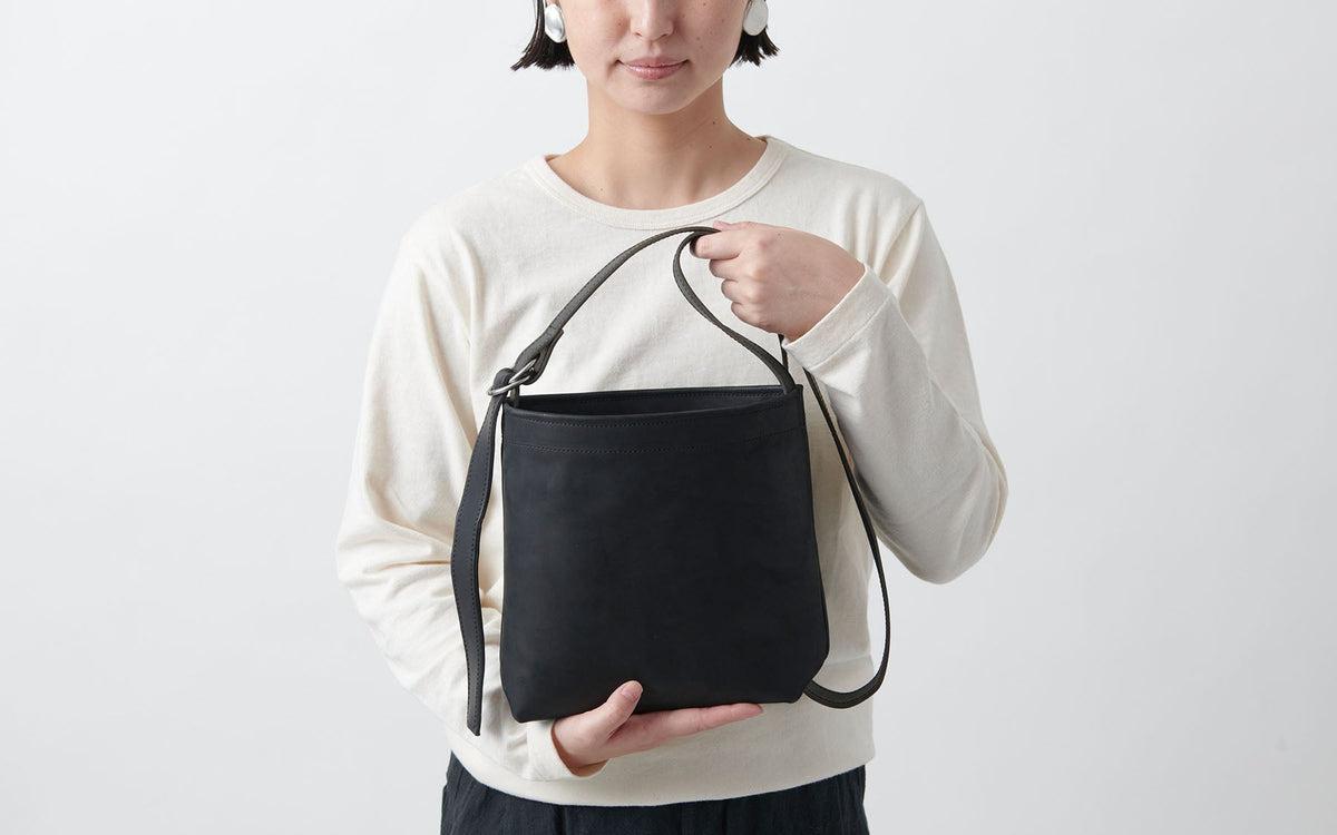 レザーショルダーバッグ black ＜S＞