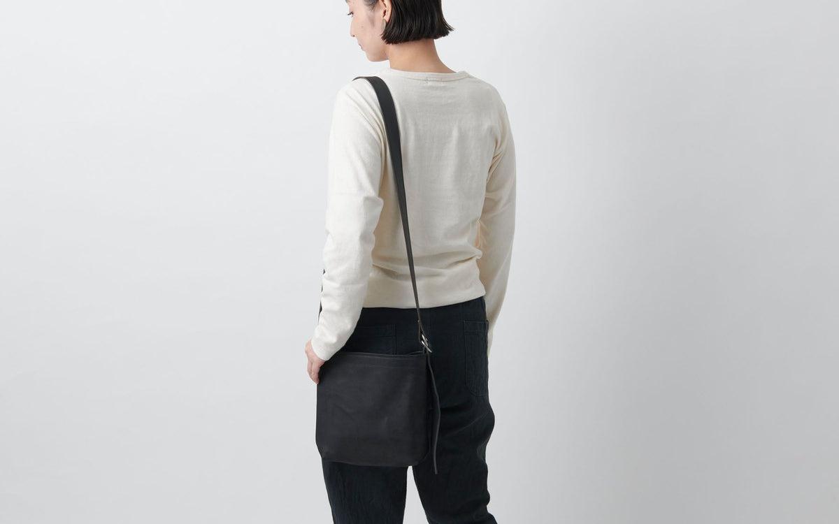 レザーショルダーバッグ black ＜S＞