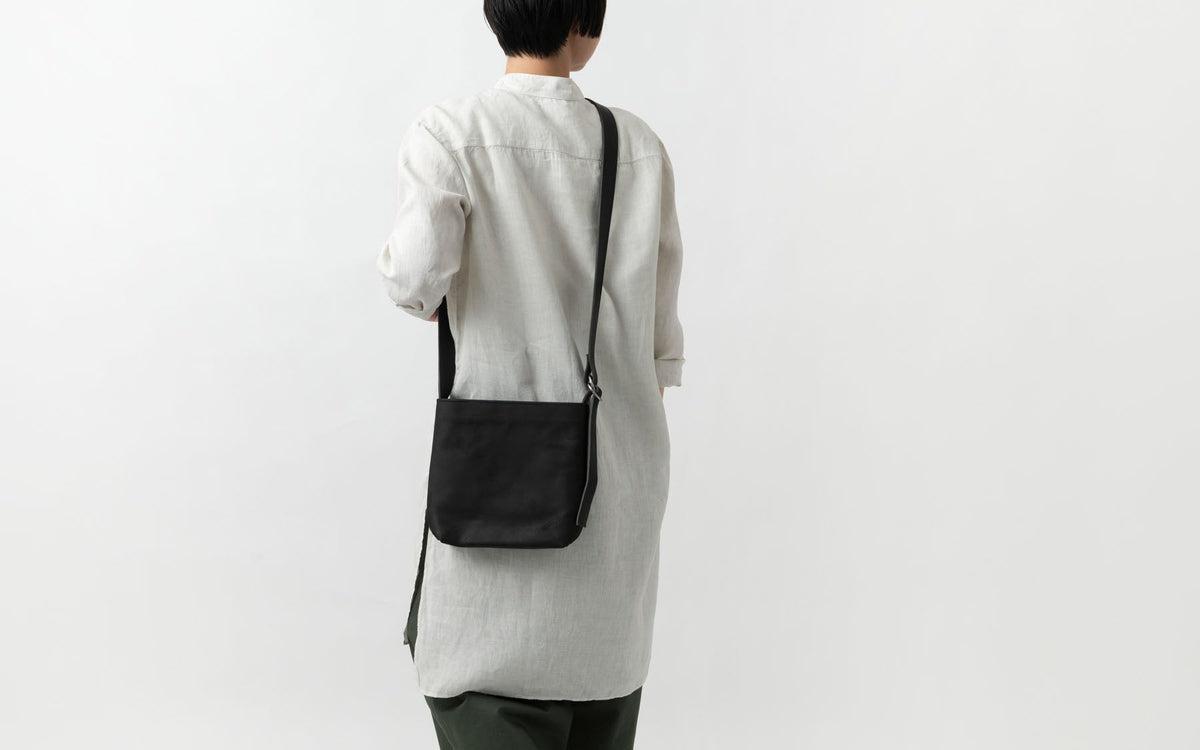 レザーショルダーバッグ black ＜S＞