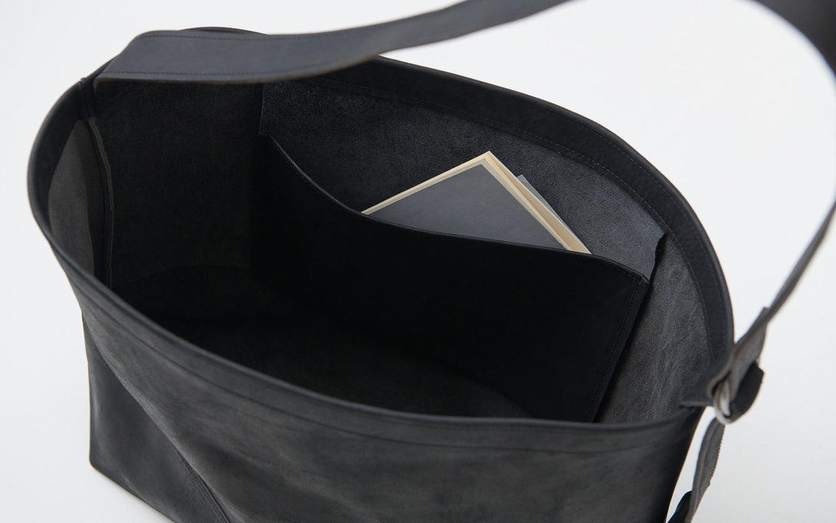 レザーショルダーバッグ black ＜XL＞