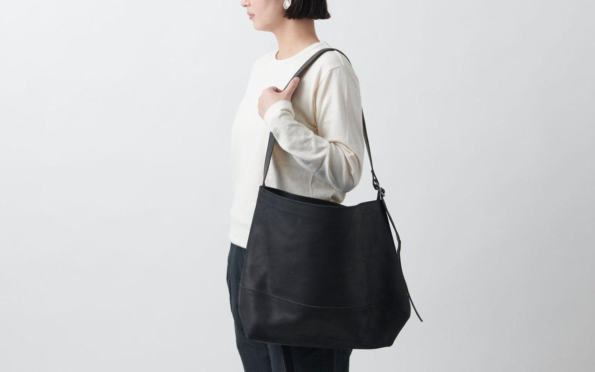 レザーショルダーバッグ black ＜XL＞