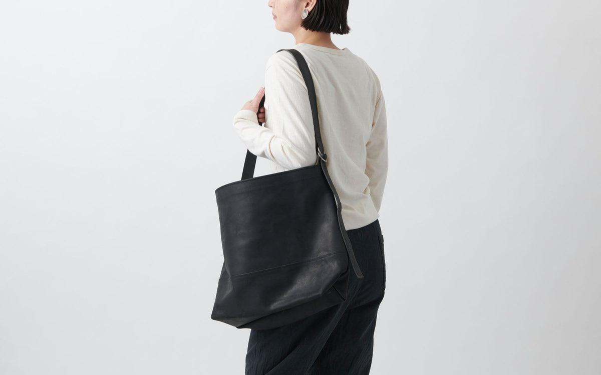 レザーショルダーバッグ black ＜XL＞