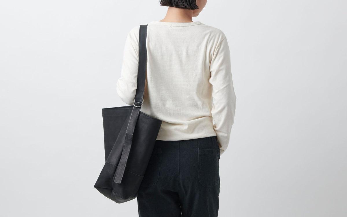 レザーショルダーバッグ black ＜XL＞