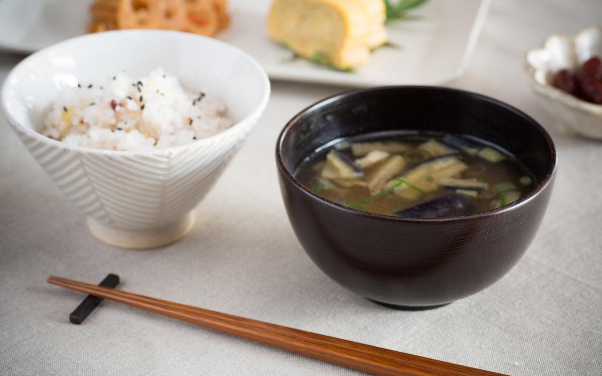 ろくろ挽きの欅の汁椀｜黒拭き漆